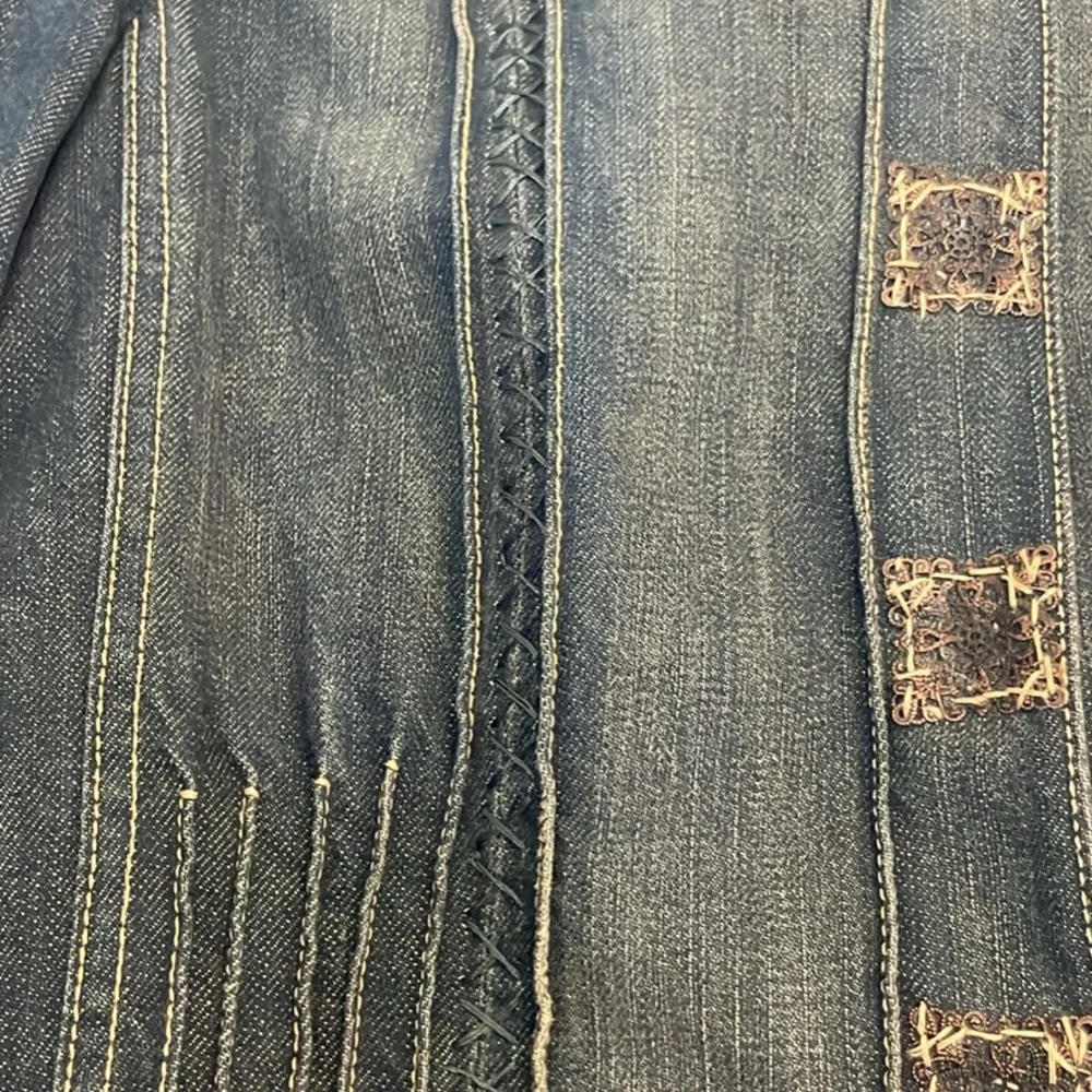 Elie Tahari Distressed  Denim Jacket w Lace Ruffled Collar M - Picture 4 of 9